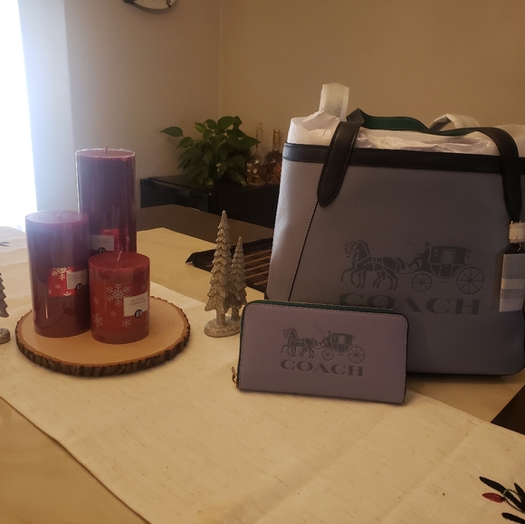 Handbags - Picture 3 of 3